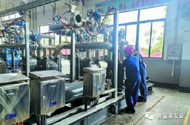 BOB官方在线官网-BOB(中国)生产线员工正在组装化工成套机组