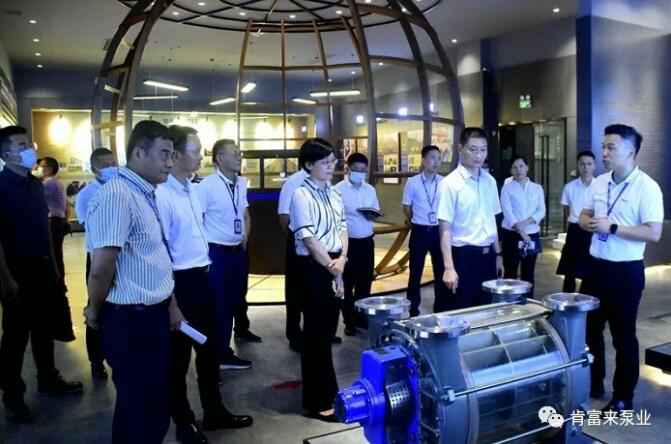 公司董事长、总经理陈迪(右一)向李军区长(右二)一行介绍BOB官方在线官网-BOB(中国)产品